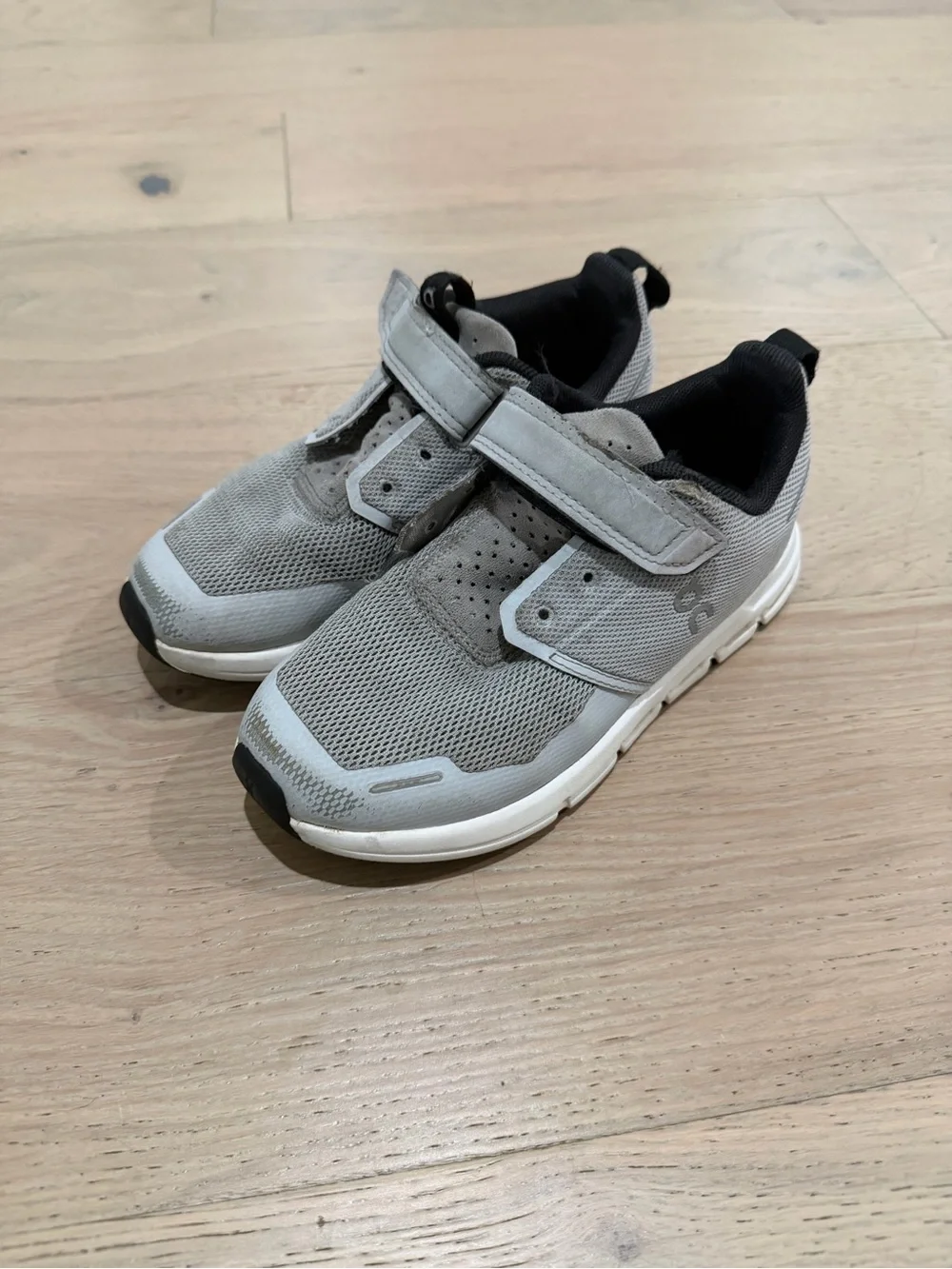 On Running Gray and Black Kids Velcro Sneakers